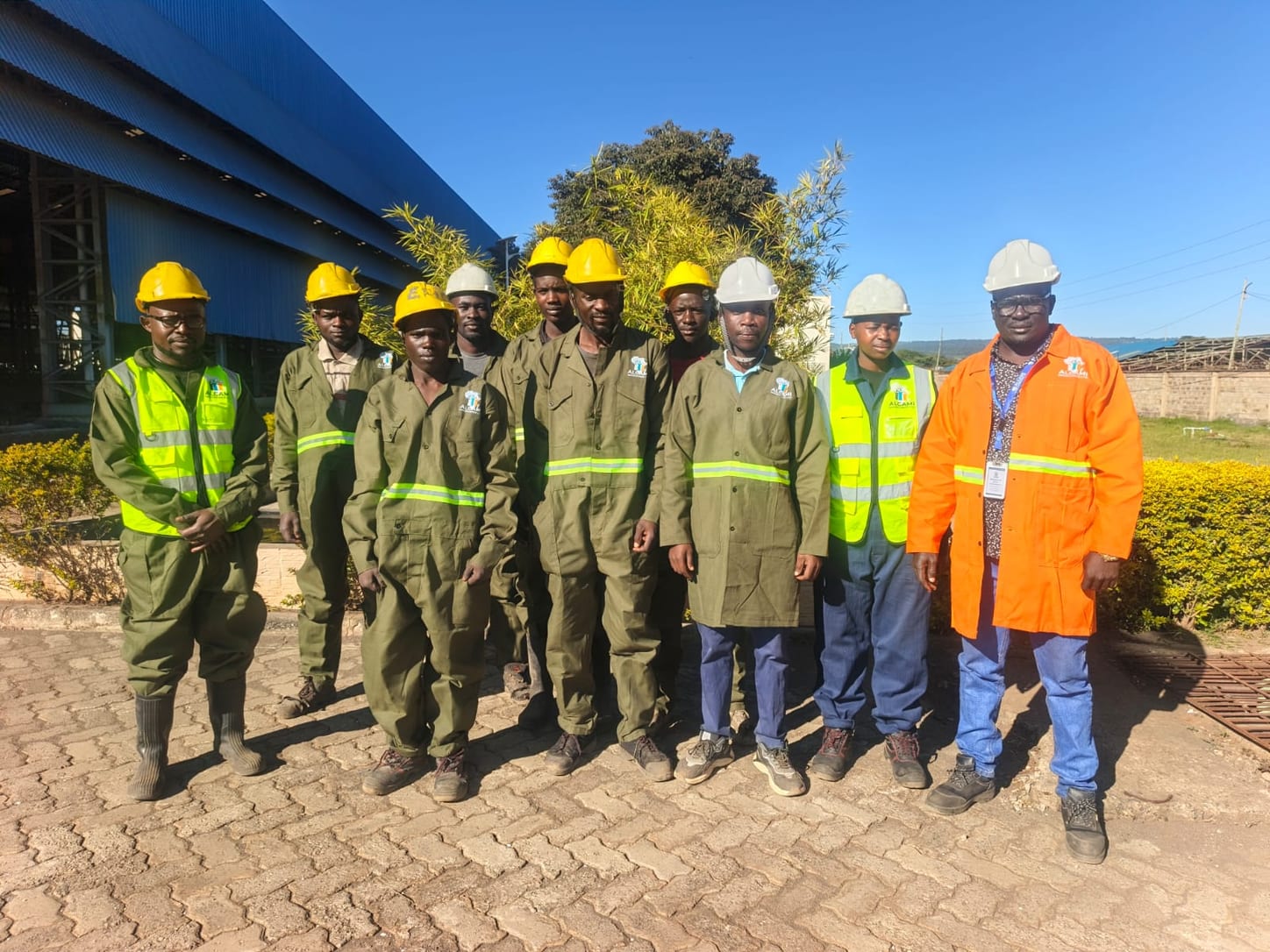 An ALCAMI workforce and its supervisor outside the client plant where they are deployed